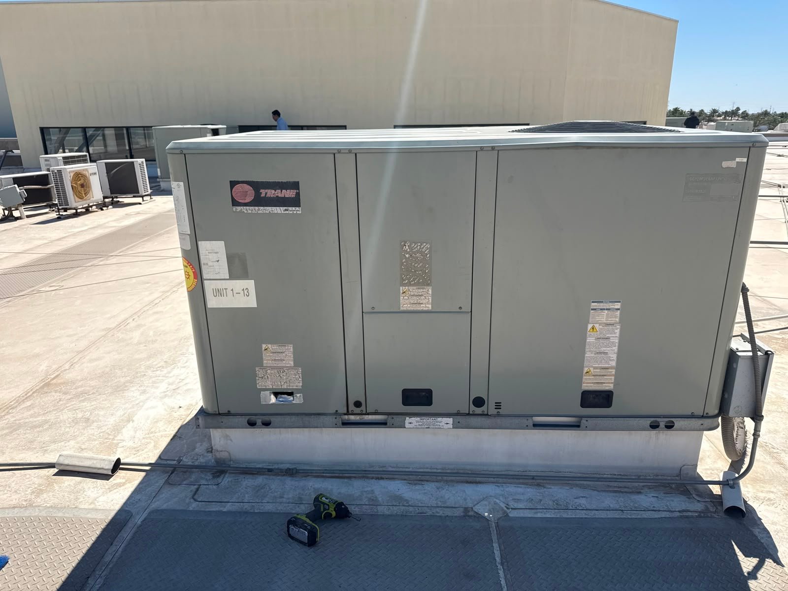 Equipo de climatización comercial instalado en azotea